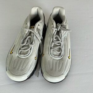 Nike Women's Shoes in White and Yellow